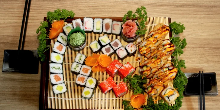 Pestré a efektně servírované sushi sety v centru Brna: 29–64 ks vč. smažených