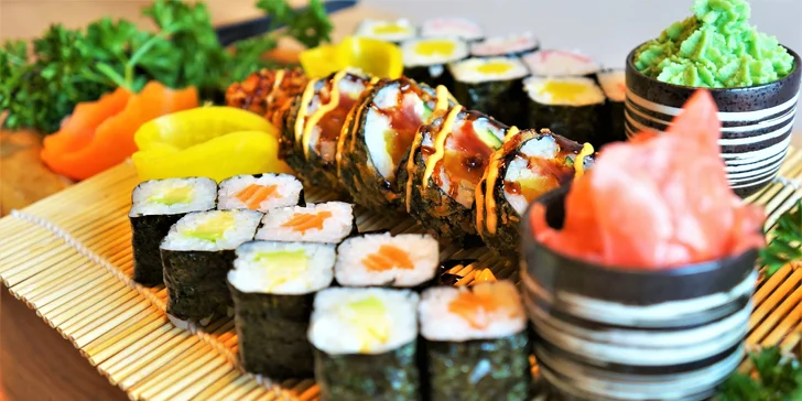 Pestré a efektně servírované sushi sety v centru Brna: 22–64 ks vč. smažených