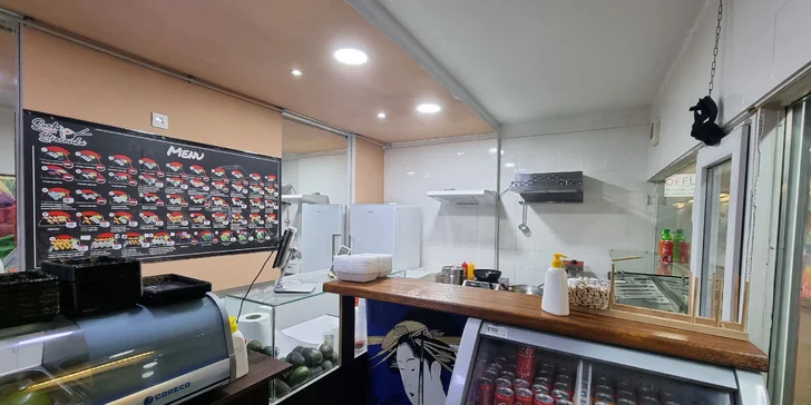 Sushi sety a nápoj dle výběru ve Strašnicích: rolky s rybou i vege varianty