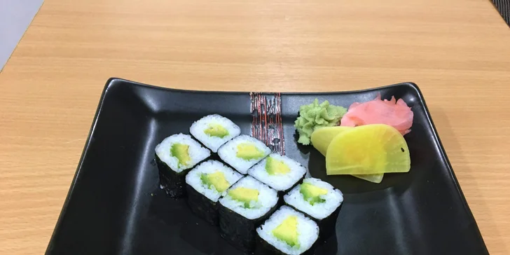 Sushi sety a nápoj dle výběru ve Strašnicích: rolky s rybou i vege varianty