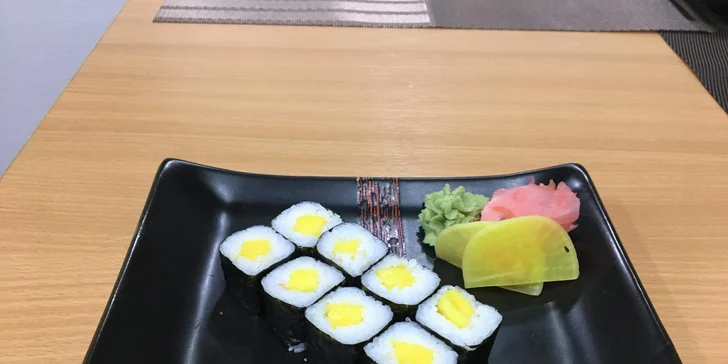 Sushi sety a nápoj dle výběru ve Strašnicích: rolky s rybou i vege varianty