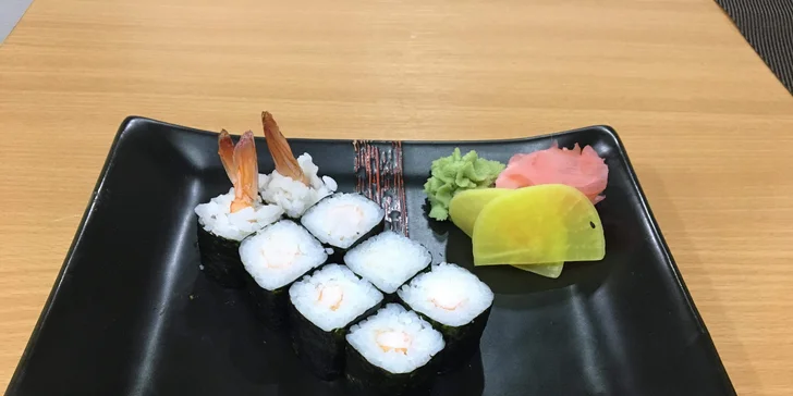 Sushi sety a nápoj dle výběru ve Strašnicích: rolky s rybou i vege varianty
