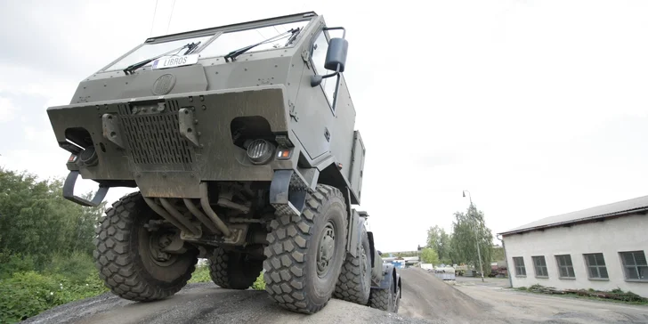 Balíčky adrenalinových jízd: 45–120 minut driftování, jízdy v buggy i Tatře