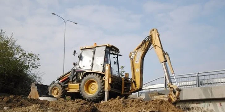 Na chvíli bagristou: dovádění s bagrem na obřím pískovišti