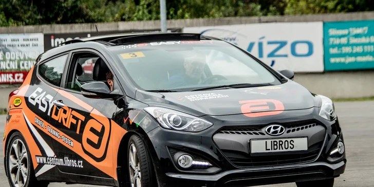 Naučte se řídit auto ve smyku: 30 minut driftování pod dohledem instruktora