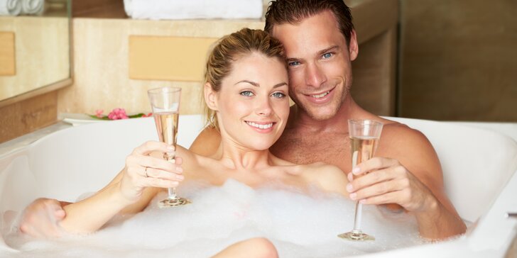 Romantika v bublinkách: Privátní wellness, svíčky, plátky růží i sekt