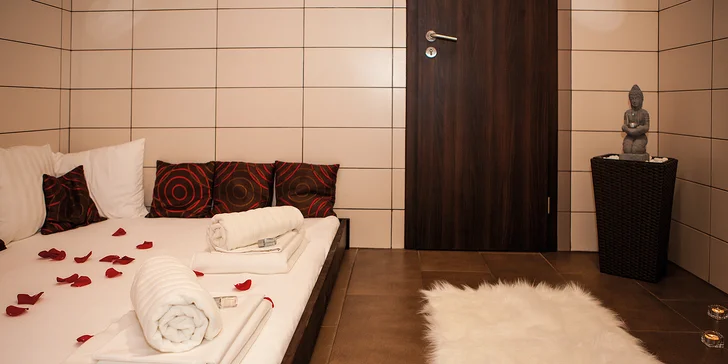 Dopolední romantika v bublinkách: privátní wellness, svíčky, plátky růží i sekt