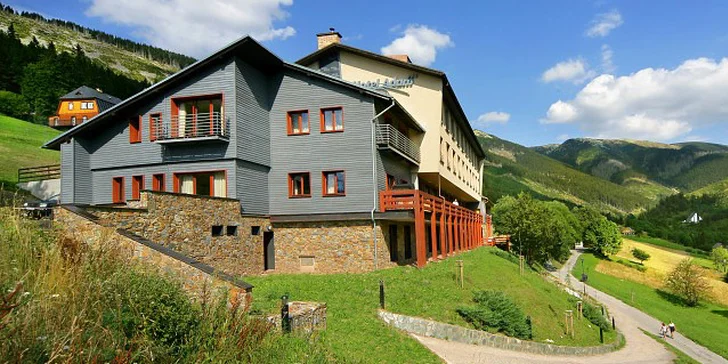 Letní dovolená ve Špindlu: snídaně, neomezený vstup do bazénu a wellness nebo muzeum