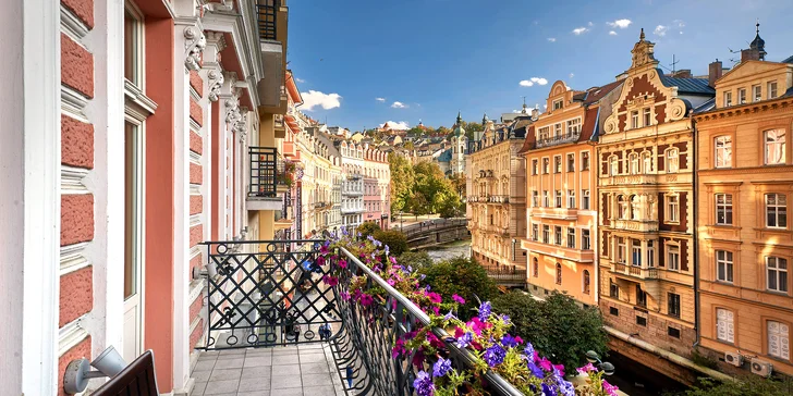 Pobyt v centru Karlových Varů s výhledem na kolonádu: historický hotel, wellness i procedury
