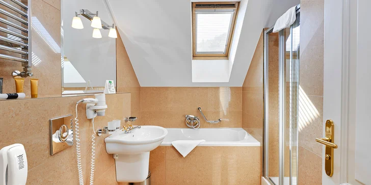 Pobyt v centru Karlových Varů s výhledem na kolonádu: historický hotel, wellness i procedury