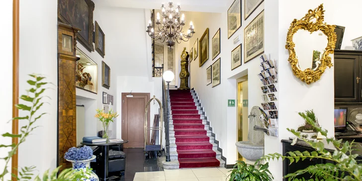 Pobyt v centru Karlových Varů s výhledem na kolonádu: historický hotel, wellness i procedury
