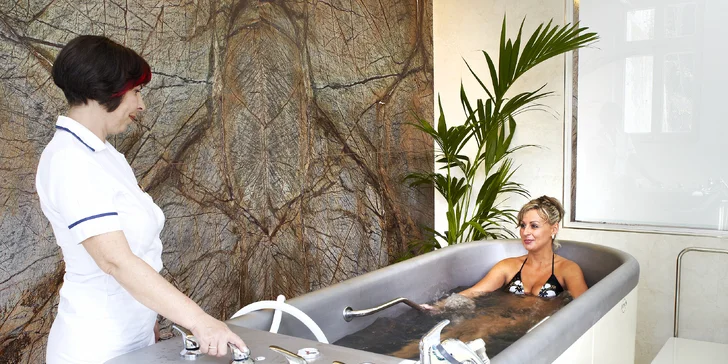 Pobyt v centru Karlových Varů s výhledem na kolonádu: historický hotel, wellness i procedury