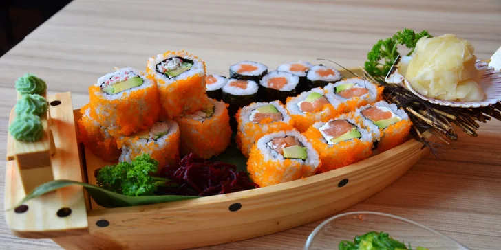 Pro milovníky asijské kuchyně: sushi sety s polévkou i salátem, 18–36 ks