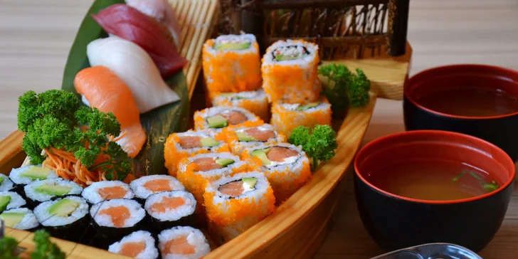 Pro milovníky asijské kuchyně: sushi sety s polévkou i salátem, 18–36 ks