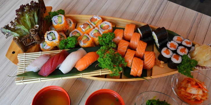 Pro milovníky asijské kuchyně: sushi sety s polévkou i salátem, 18–36 ks