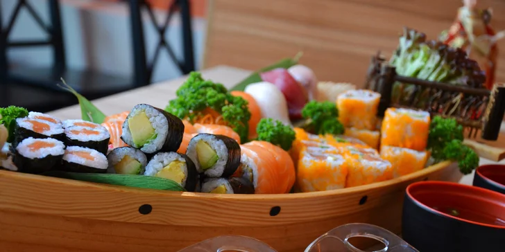 Pro milovníky asijské kuchyně: sushi sety s polévkou i salátem, 18–36 ks