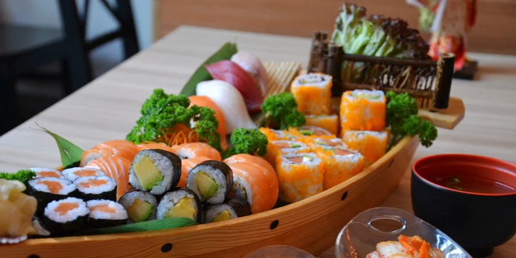 Pro milovníky asijské kuchyně: sushi sety s polévkou i salátem, 18–36 ks