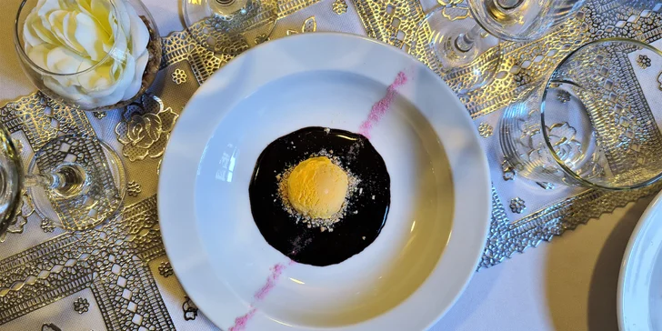 Osmichodové degustační menu v Bonjour-Camino pro pár: tartar, raviola i selečí maso