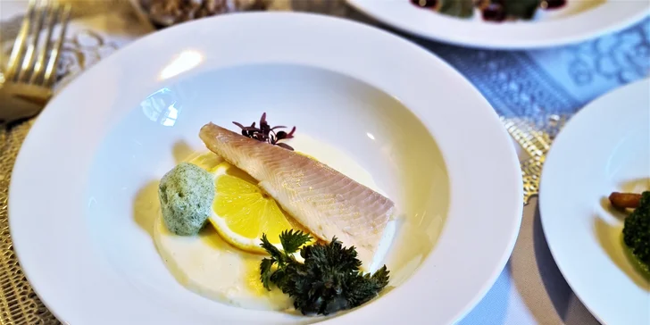 Osmichodové degustační menu v Bonjour-Camino pro pár: tartar, raviola i selečí maso