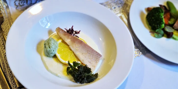 Osmichodové degustační menu v Bonjour-Camino pro pár: tartar, raviola i selečí maso
