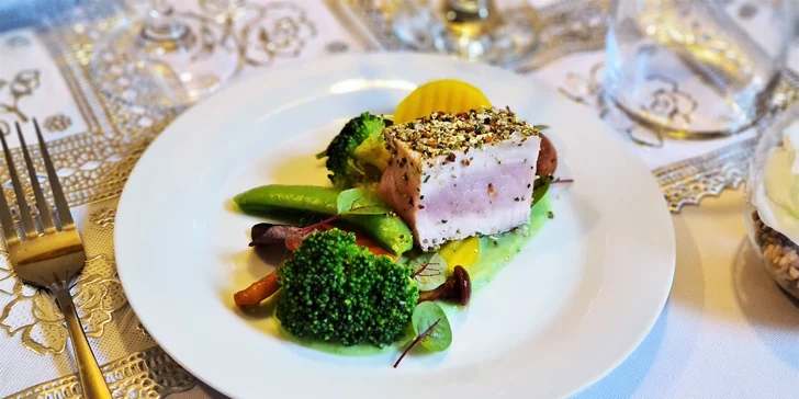 Osmichodové degustační menu v Bonjour-Camino pro pár: tartar, raviola i selečí maso