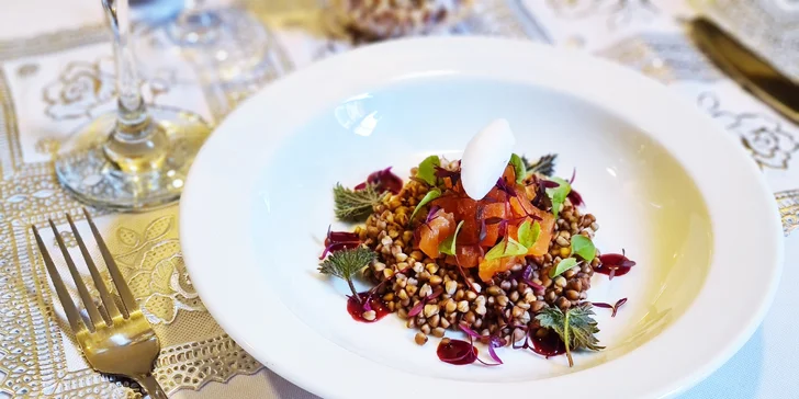 Osmichodové degustační menu v Bonjour-Camino pro pár: tartar, raviola i selečí maso
