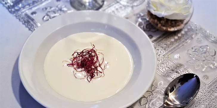 Osmichodové degustační menu v Bonjour-Camino pro pár: tartar, raviola i selečí maso