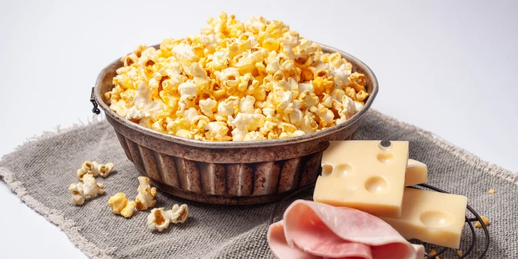 Až 5 l domácího popcornu s příchutí podle výběru, nápoje i vstupenky do kina