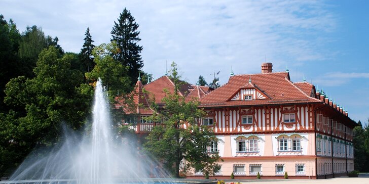 Pobyt v srdci Luhačovic: hotel na pěší zóně, polopenze, víno a výlety