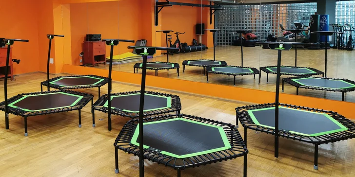 Prima zábava i spalování kalorií: 60minut skupinového cvičení na trampolínách