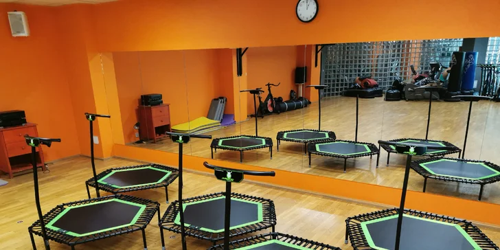 Prima zábava i spalování kalorií: 60minut skupinového cvičení na trampolínách