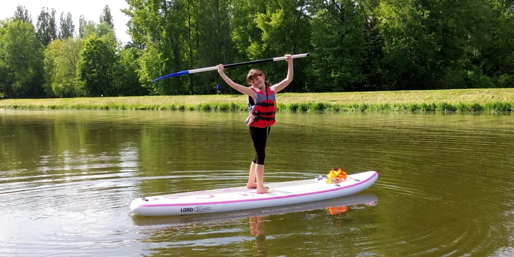 Zkuste svůj balanc: 3hod. zapůjčení paddleboardu a vstup na nafukovací vodní atrakce