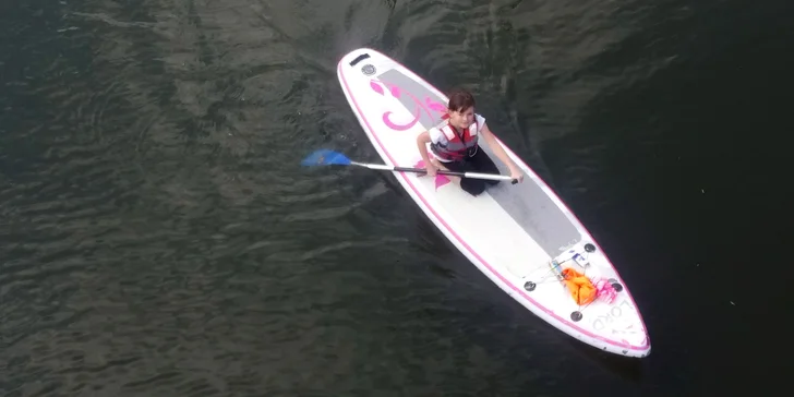 Zkuste svůj balanc: 3hod. zapůjčení paddleboardu a vstup na nafukovací vodní atrakce