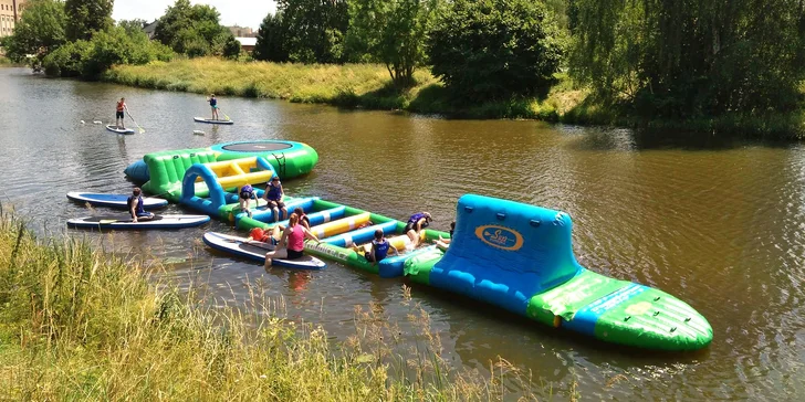 Zkuste svůj balanc: 3hod. zapůjčení paddleboardu a vstup na nafukovací vodní atrakce