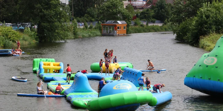 Zkuste svůj balanc: 3hod. zapůjčení paddleboardu a vstup na nafukovací vodní atrakce