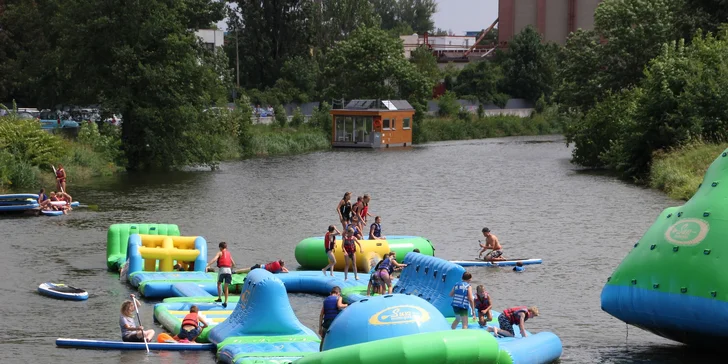 Pořádně si zařáděte: 3 h skotačení na nafukovacích vodních atrakcích v Pardubicích nebo Hradci