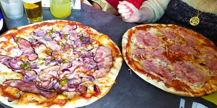 Dvě pizzy o průměru 40 cm podle výběru ze 17 druhů: na místě či na odnos