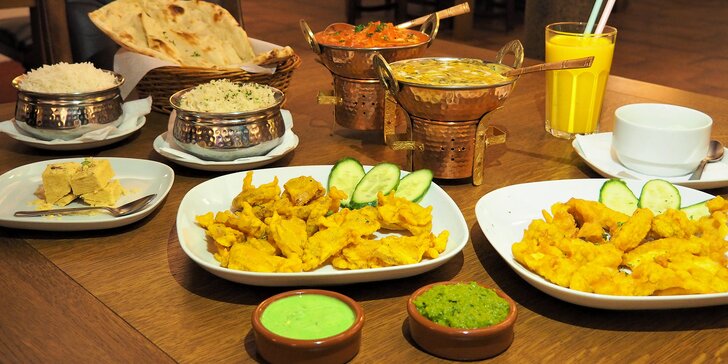 3chodová indická hostina pro 2 nebo 4 osoby: smažená zelenina, plněné taštičky i kuřecí kousky