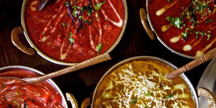 3chodová indická hostina pro 2 nebo 4 osoby: smažená zelenina, plněné taštičky i kuřecí kousky