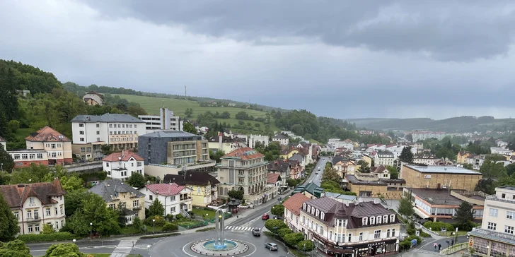 Lázeňský relax v Luhačovicích: nové apartmány se zahradou, snídaně a wellness sud