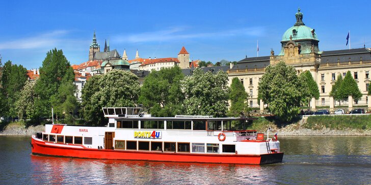Vyhlídkové plavby po Vltavě pro děti i dospělé, některé i s proseccem, rautem a hudbou