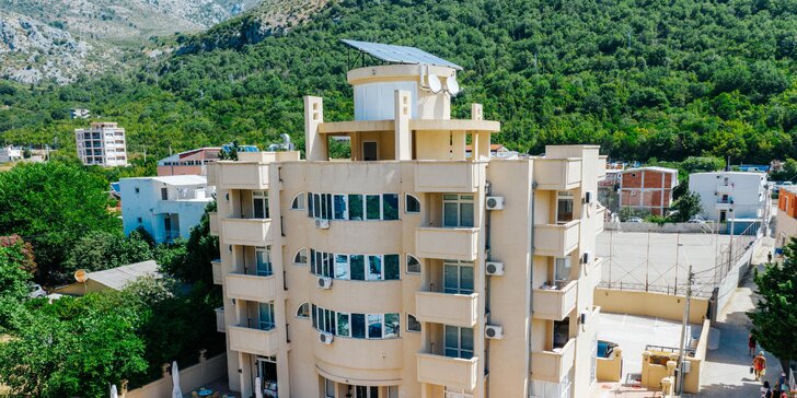 Letní dovolená v Černé Hoře až pro 4 osoby: hotel s polopenzí, 400 m na pláž