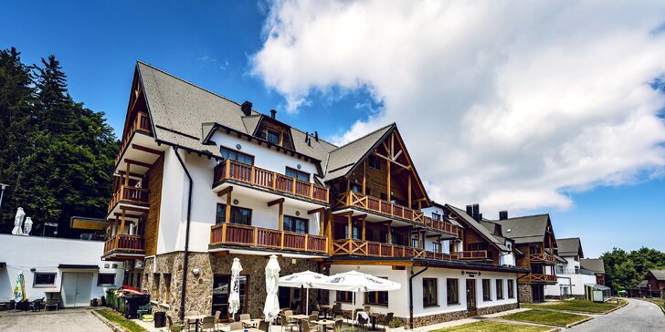 Dovolená ve Slovinsku: horský hotel u Mariboru s polopenzí a bazénem