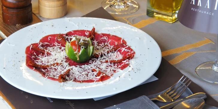 Menu s carpacciem a steakem z hovězího roštěnce pro 2 osoby