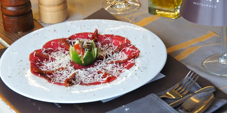 Tříchodové menu v restauraci Akát se steakem z hovězího roštěnce