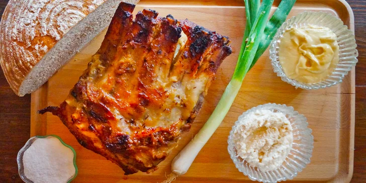 Pochutnejte si: 1,3 až 1,8 kg pečeného vepřového kolena a přílohy