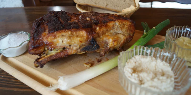 Pochutnejte si: 1,3 až 1,8 kg pečeného vepřového kolena a přílohy