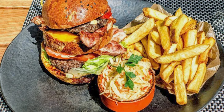 Burger z vyzrálého hovězího, farmářské hranolky, coleslaw a tatarka v centru Plzně