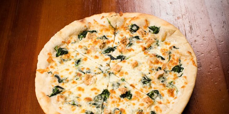 Pizza o průměru 32 cm podle výběru: Margherita, 4 druhy sýrů i Pepperoni