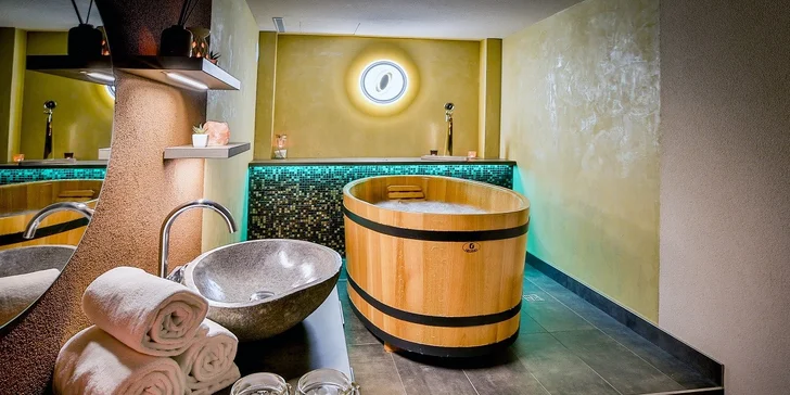 Luxusní wellness na Hluboké: privátní koupel v růžích nebo pivní lázně pro dva